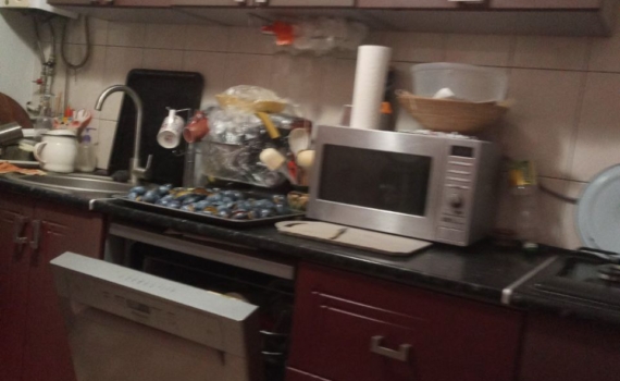 Секрет сияющих кухонных шкафов: это домашнее средство справляется с жиром лучше дорогой химии